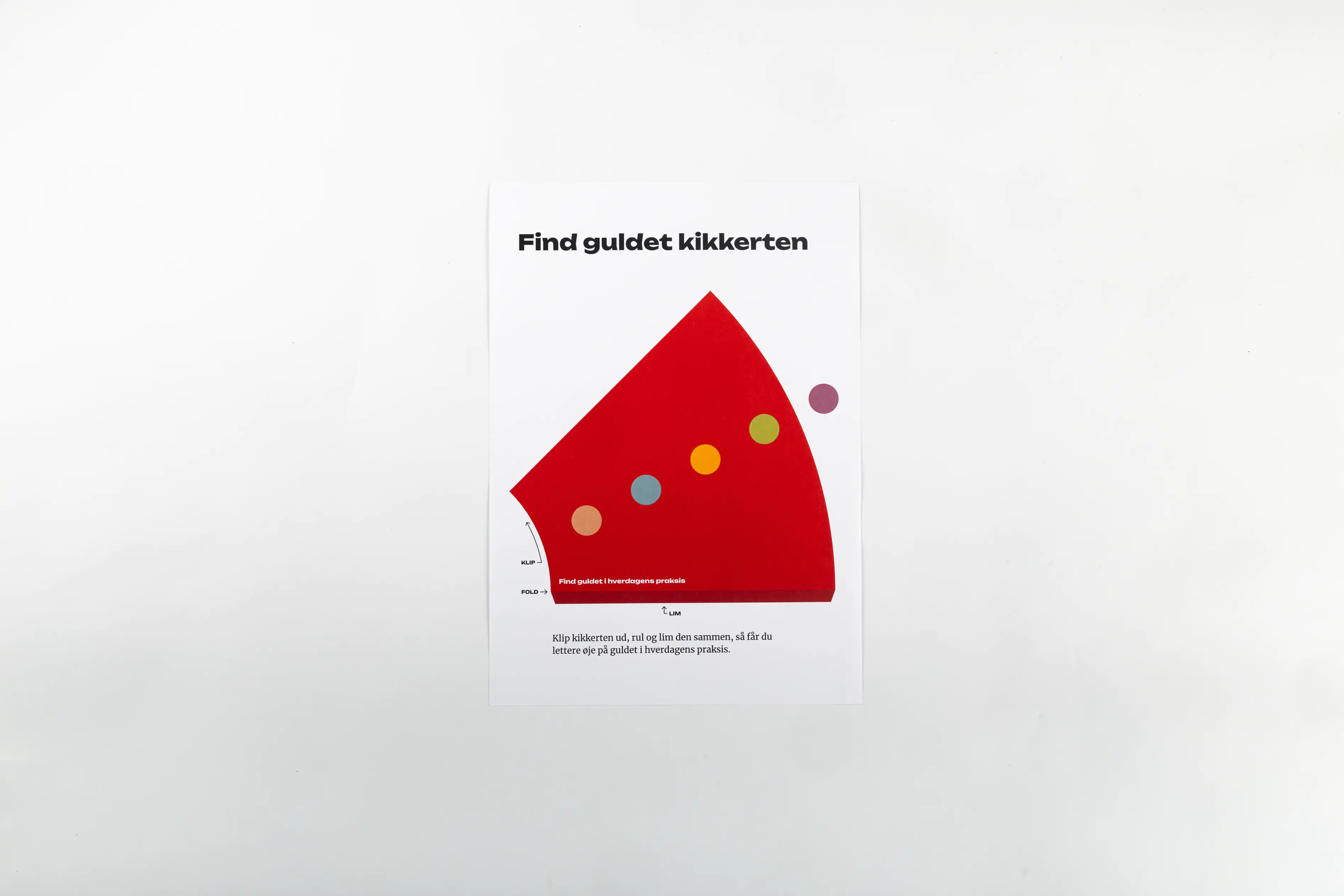 Et billede af find guldet kikkerten, som er en skabelon man kan klippe en kikkert ud af. 