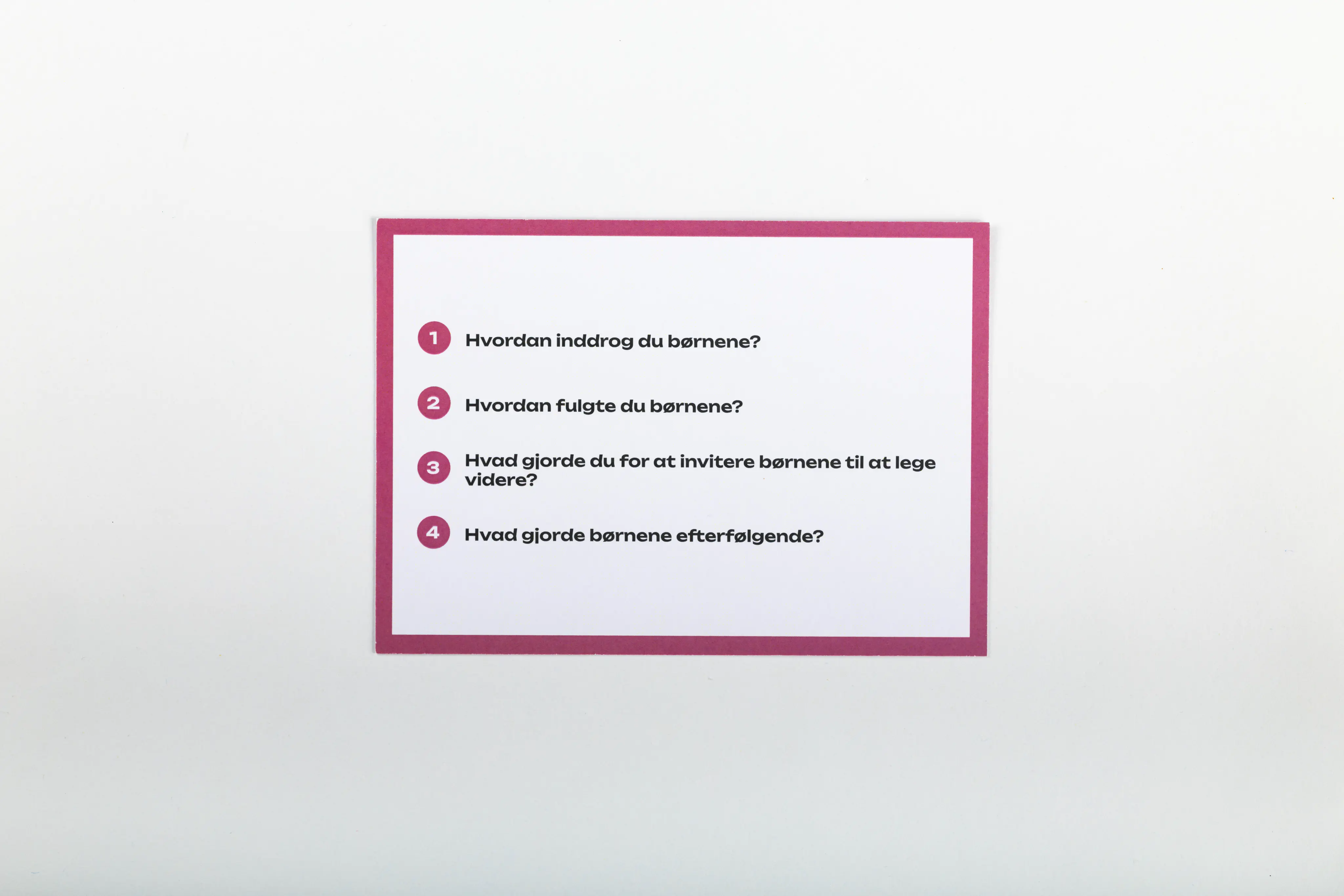 Forsiden på et af de seks samtale-refleksions-kort, med 4 spørgsmål på. 