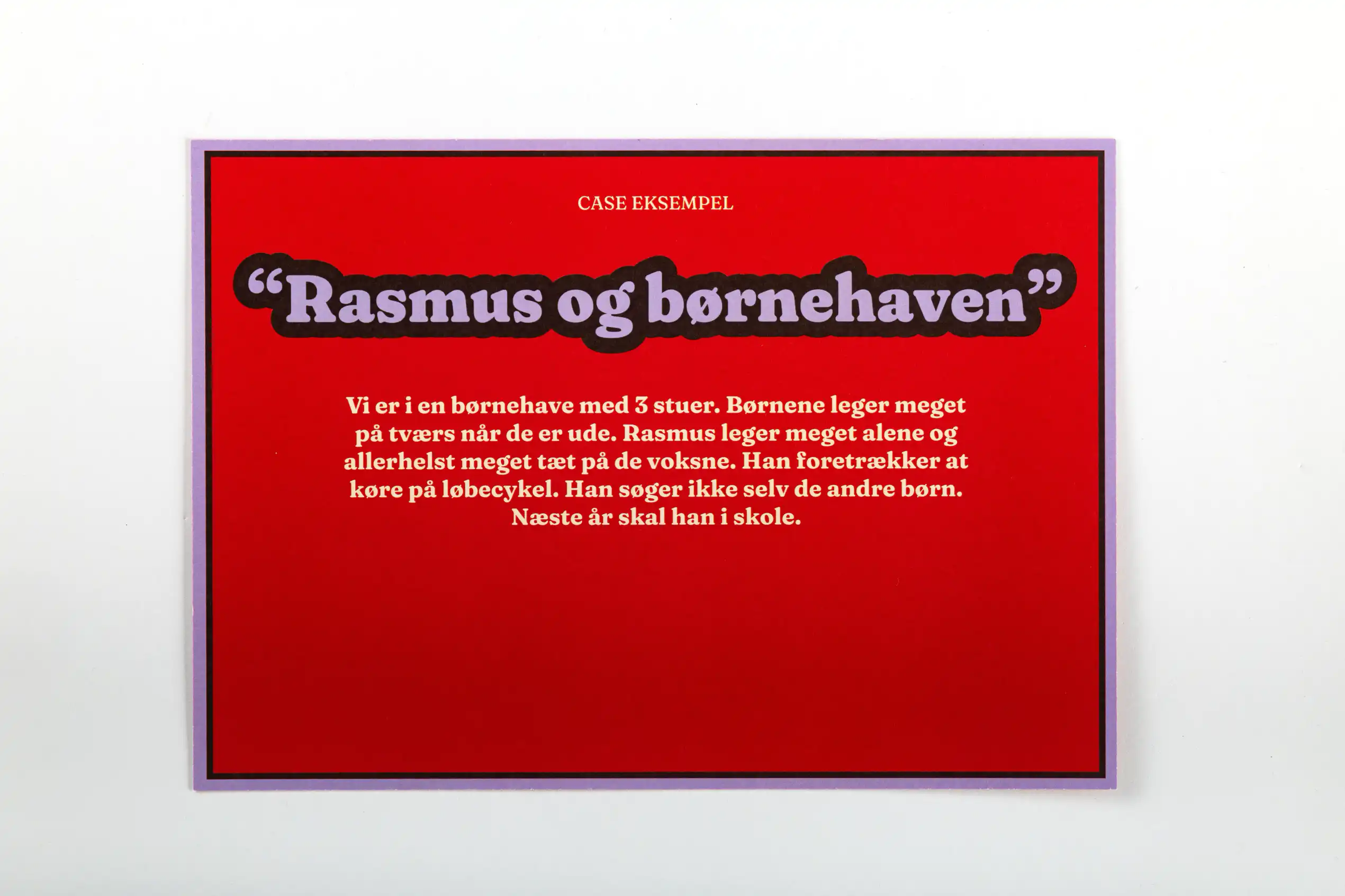Forsiden af et af de tre casekort. Her er vist case eksempel rasmus og børnehaven. 