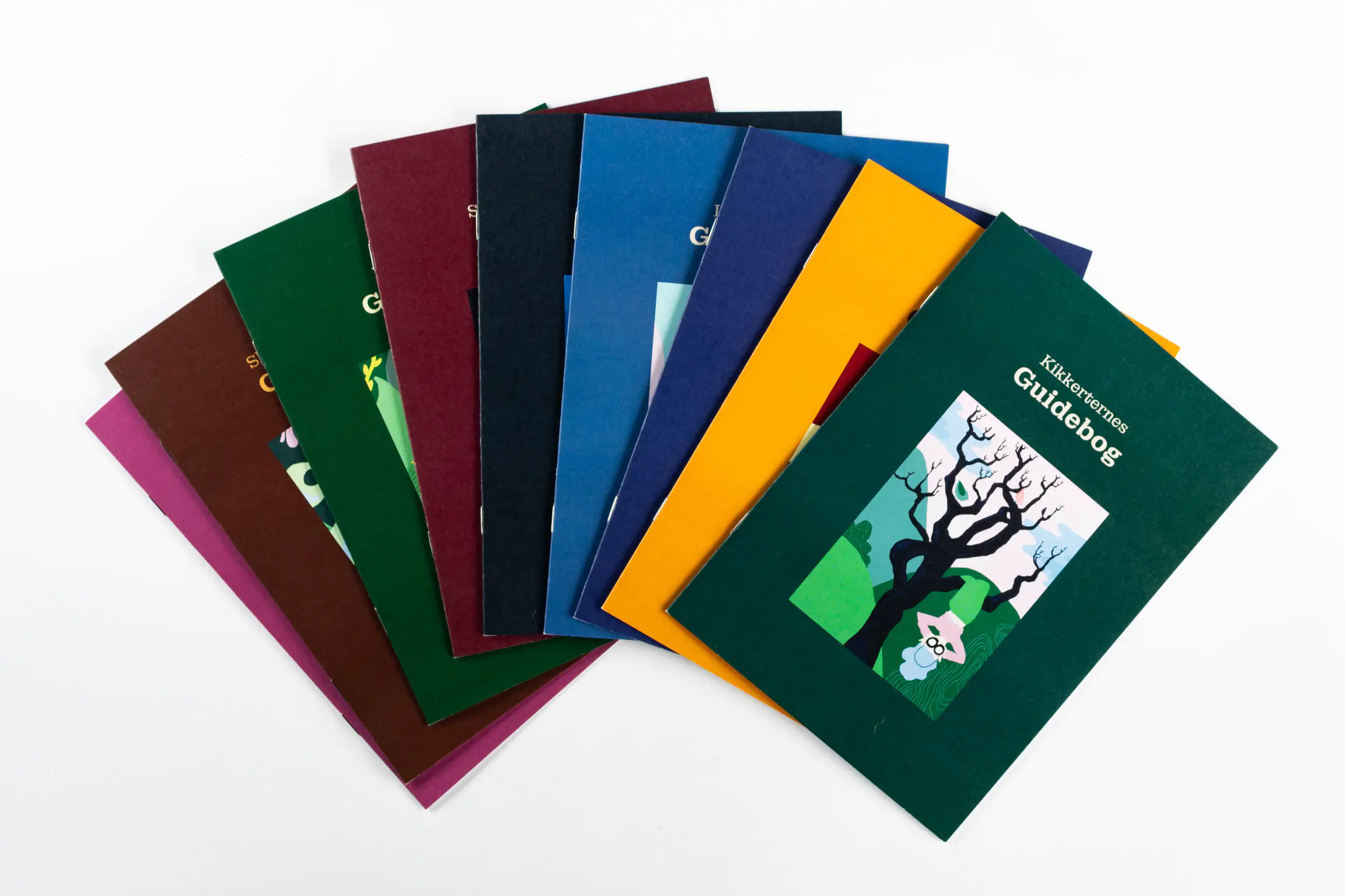 De ni guidebøger til legeløft spillet ligger i en vifte. 
