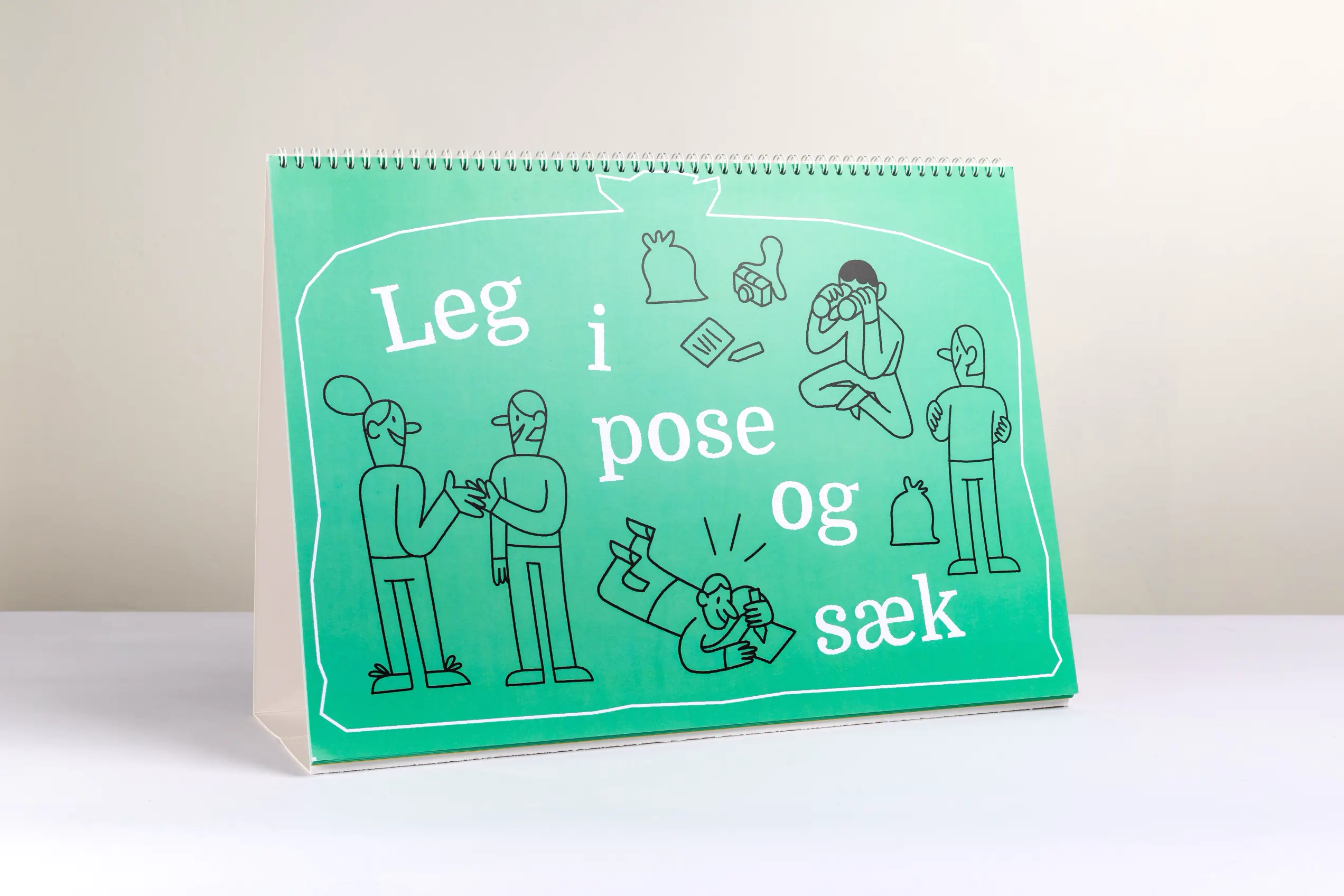 Forsiden på bordkalenderen, med overskriften Leg i pose og sæk. 