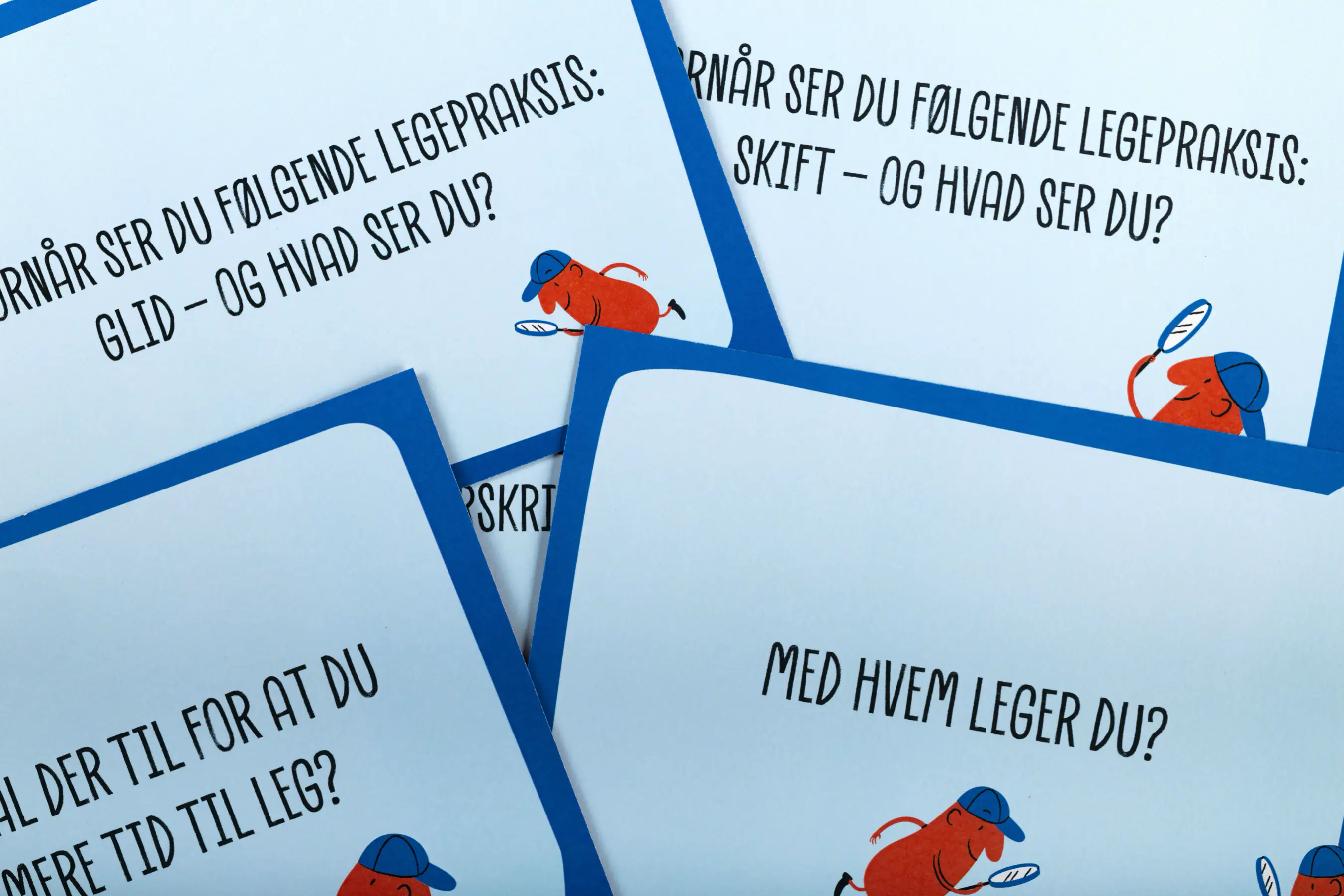 Forsiden på samtalekortene, der ligger i en rodet bunke.
